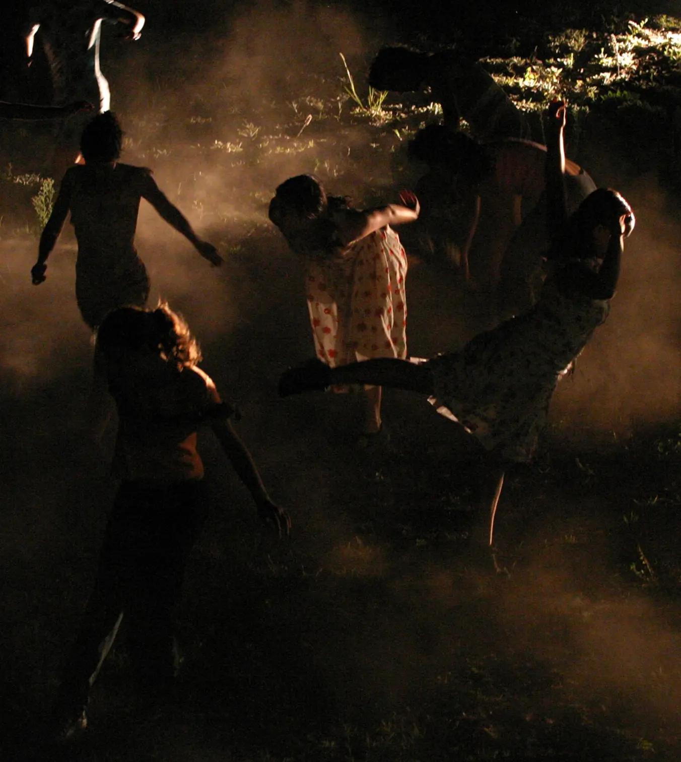 Dansare i mörkret utomhus