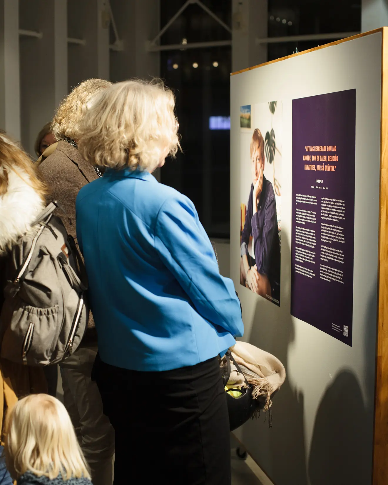 Kvinna på kvinnohistoriska utställning