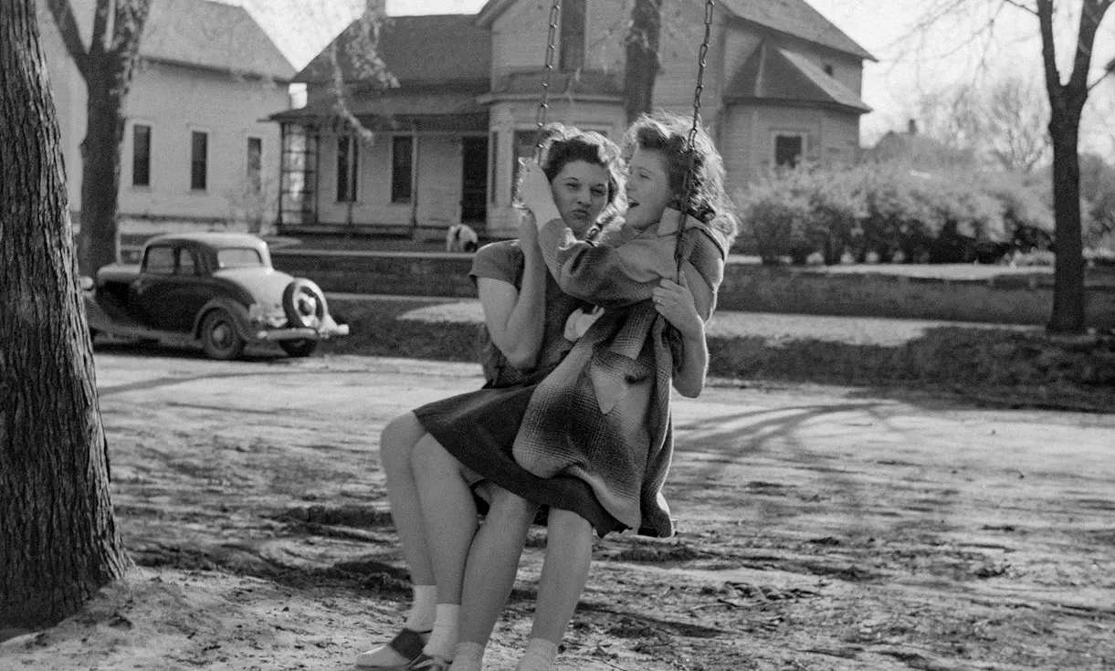 Två kvinnor som gungar