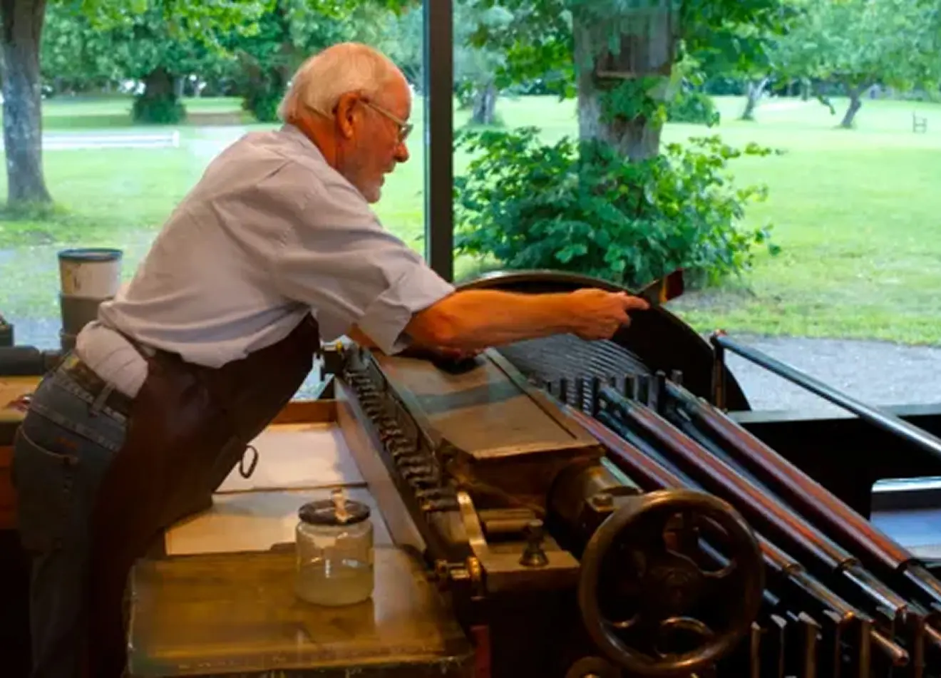 Man som arbetar på litografiska museet