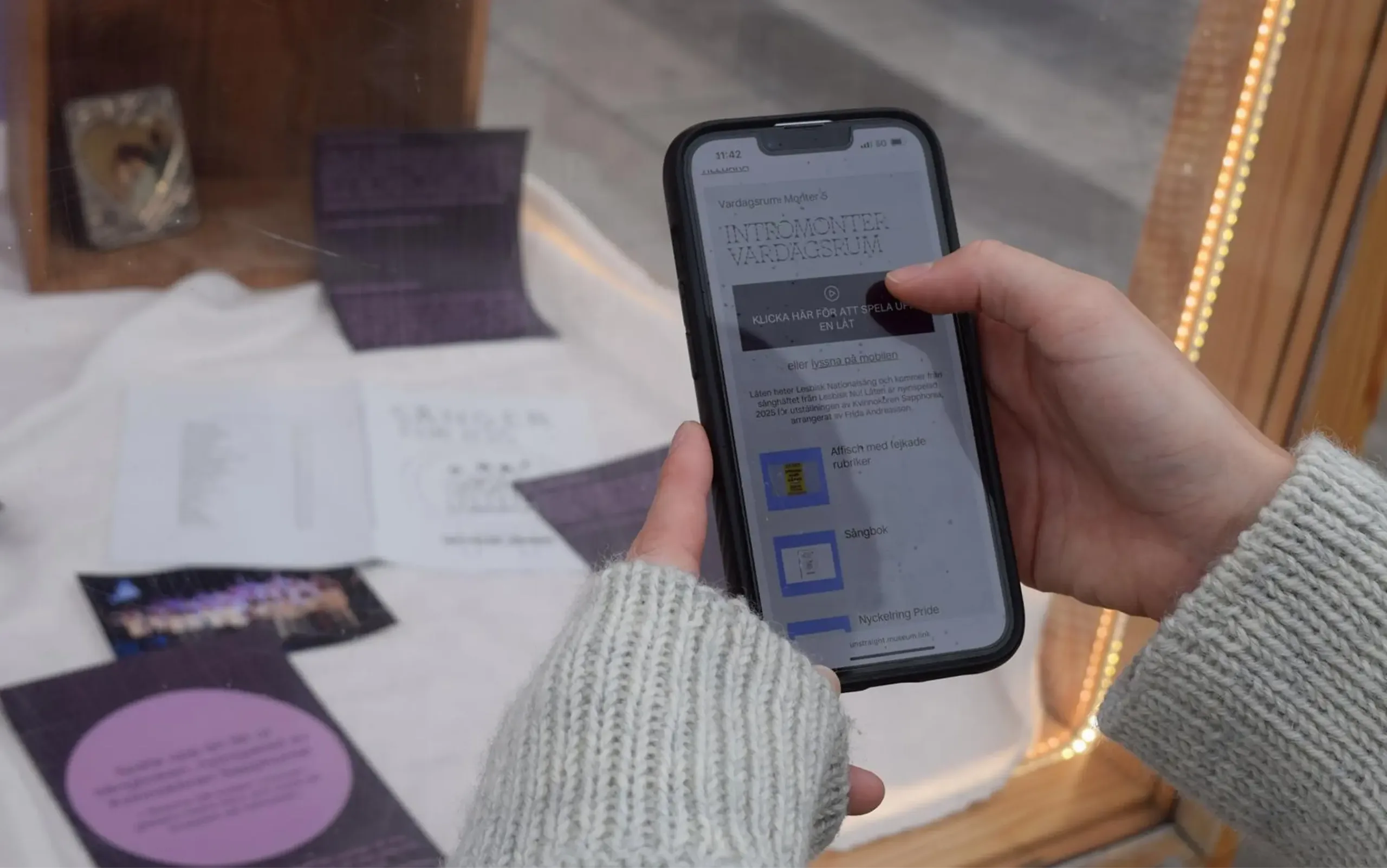 Mobil med innehåll om utställning