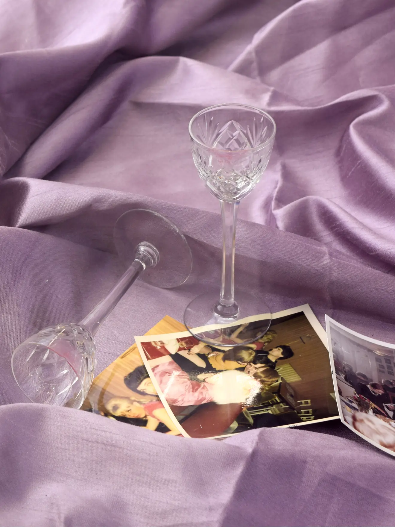 Glas och kort på duk