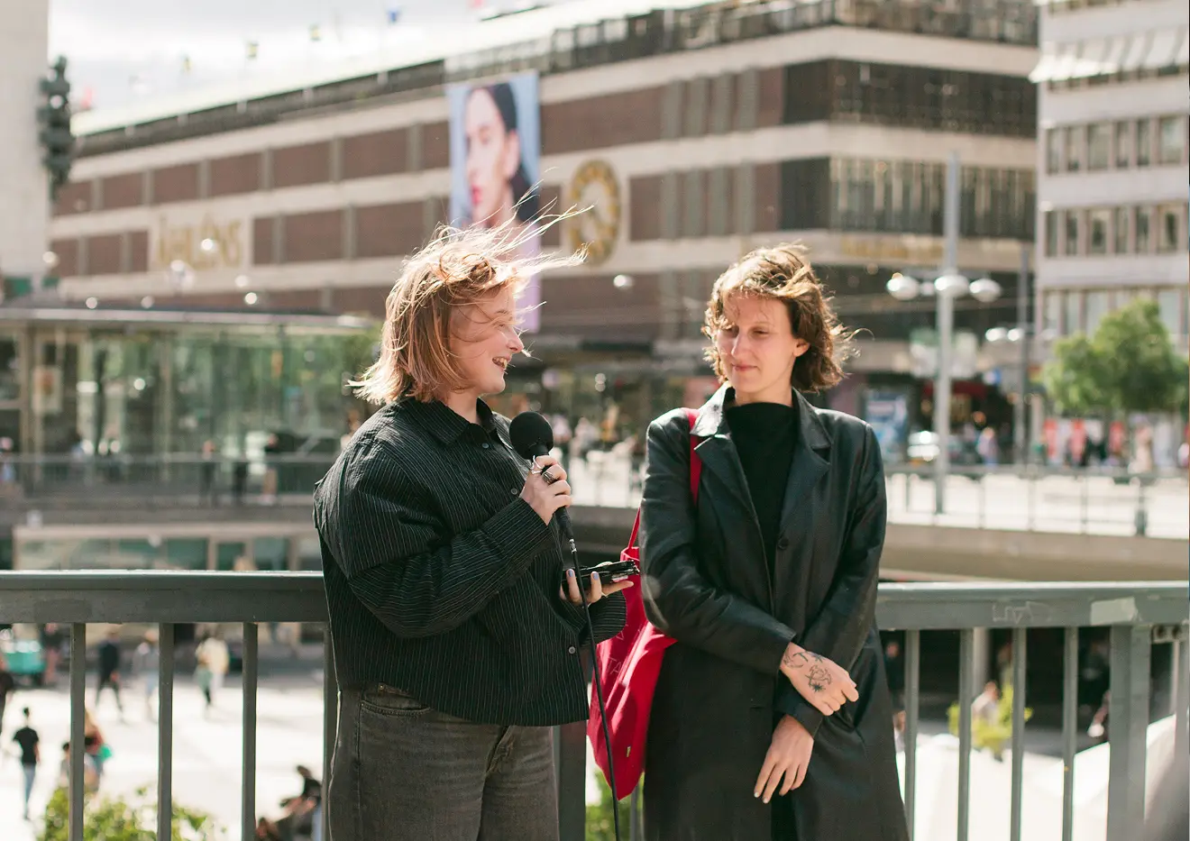 Två kvinnor som håller tal på sergels torg