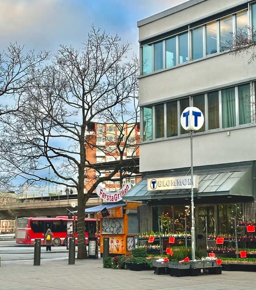 Samtidsbild - Torget vid Farsta tunnelbanestation
